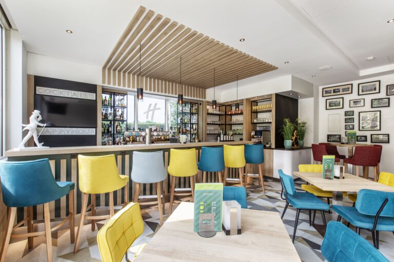 DUSNS-holiday-inn-dusseldorf-neuss-open-lobby-sports-bar