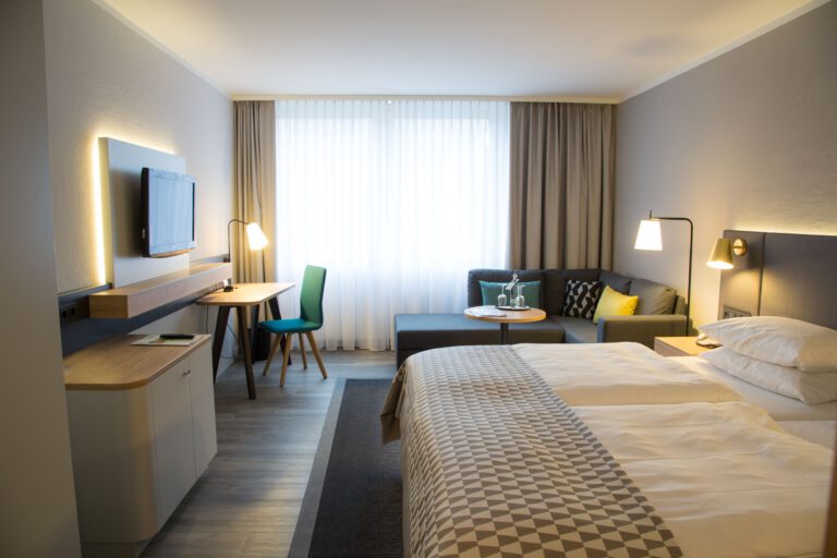 DUSNS-holiday-inn-dusseldorf-neuss-standard-room-twin-together - Kopie